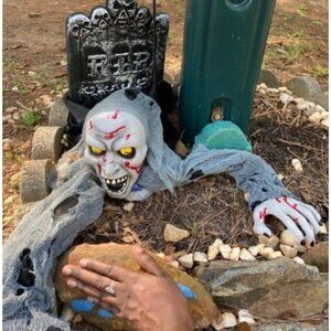 Halloween Light-Up Zombie Groundbreaker Animated with bloodstain & Creepy Sound